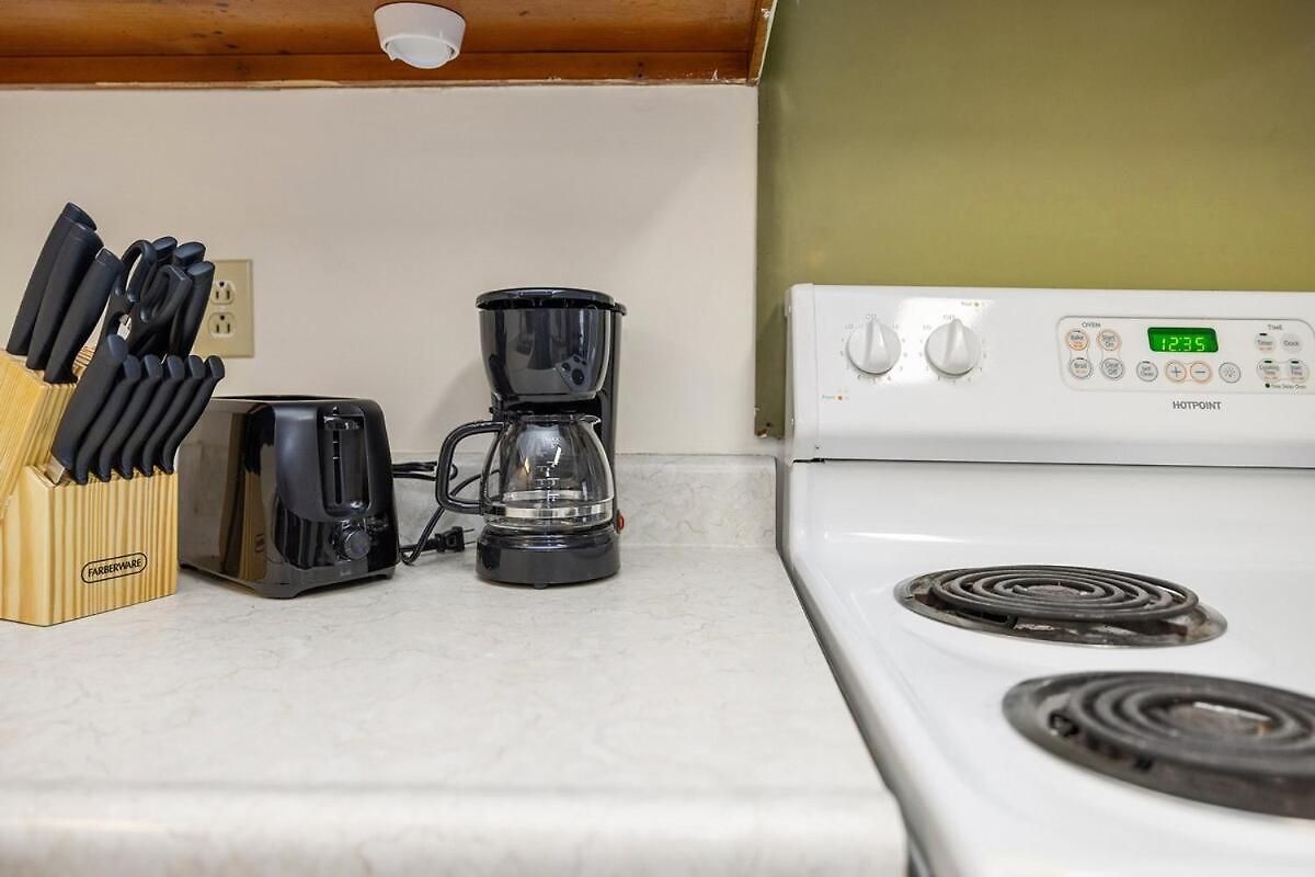 Holiday home New! Special Intro Rate! Walkable, Fenced-in Yard