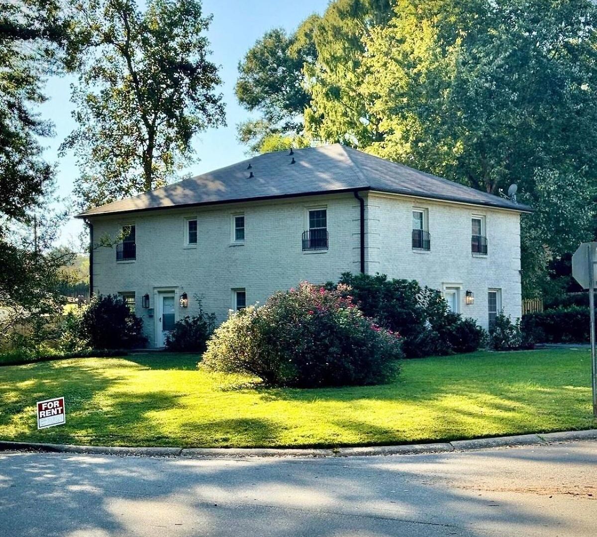 New! Special Intro Rate! Walkable, Fenced-in Yard Holiday home Charlotte