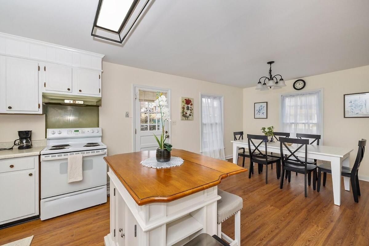 Holiday home New! Special Intro Rate! Walkable, Fenced-in Yard Charlotte
