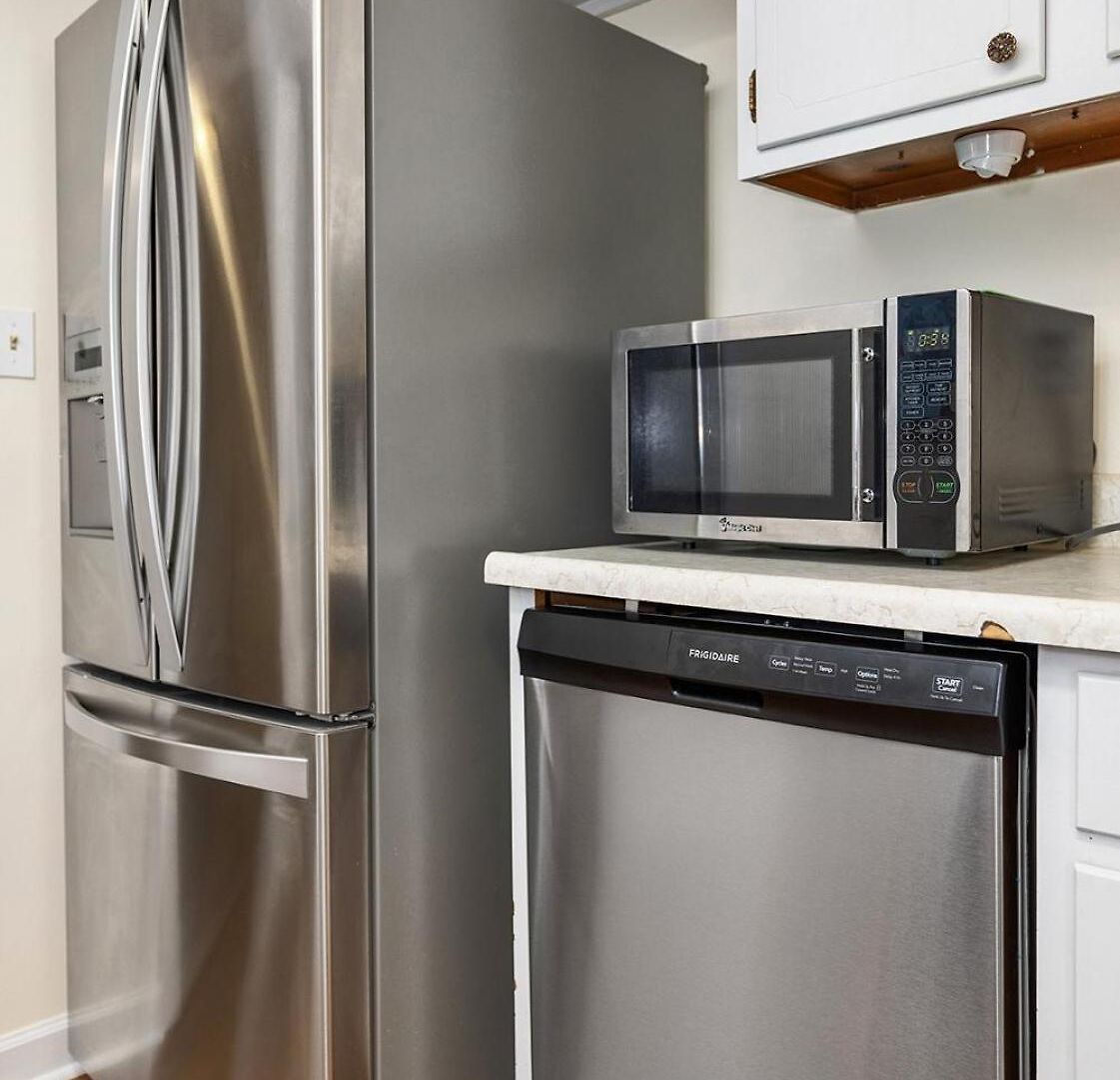 New! Special Intro Rate! Walkable, Fenced-in Yard Holiday home Charlotte