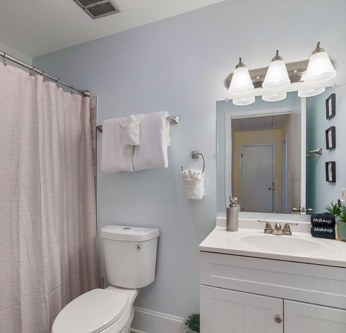 Holiday home New! Special Intro Rate! Walkable, Fenced-in Yard
