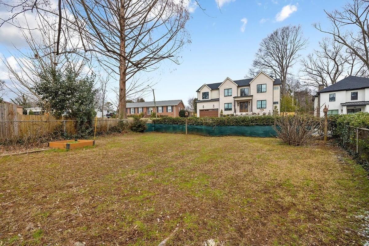 New! Special Intro Rate! Walkable, Fenced-in Yard Holiday home *