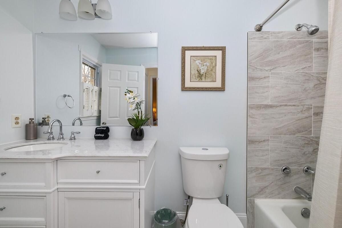 Holiday home New! Special Intro Rate! Walkable, Fenced-in Yard *