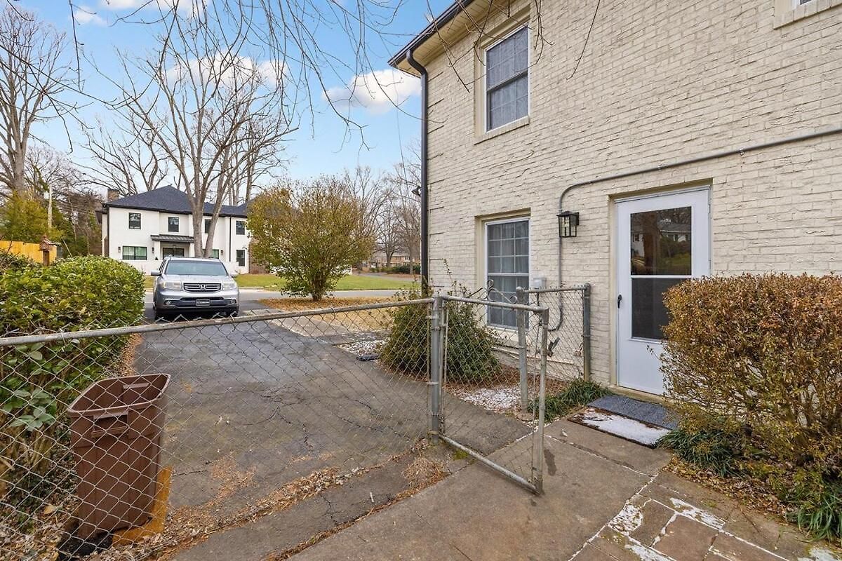 New! Special Intro Rate! Walkable, Fenced-in Yard Holiday home *