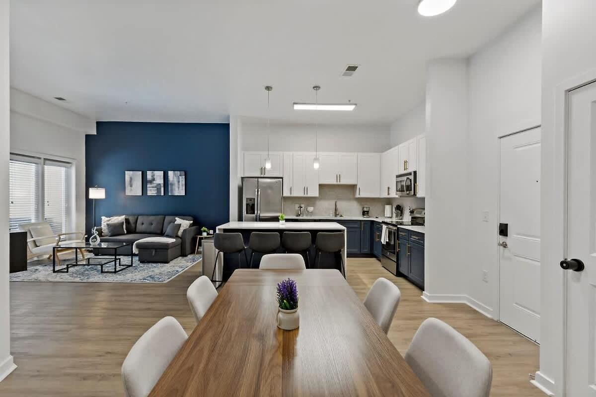 Spacious 2bd - 5 Min Dt, Gym, Parking, W-d - Sleep 12 *