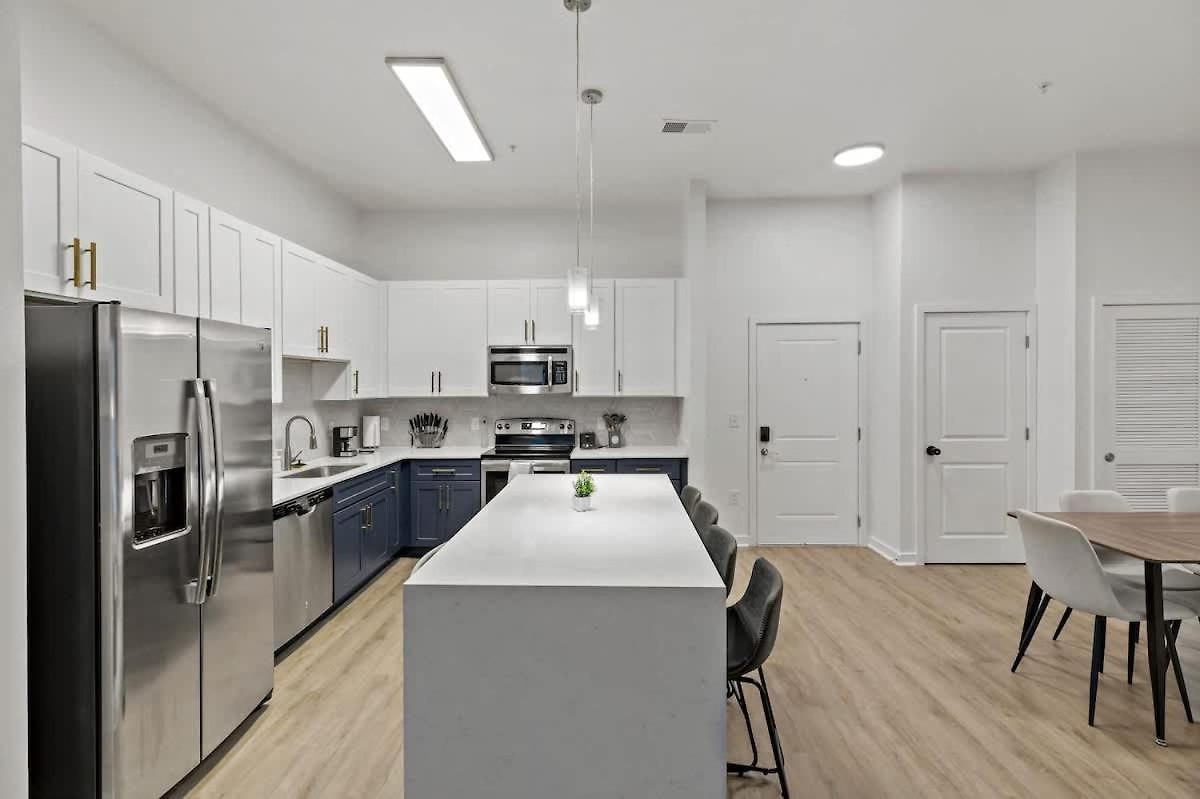 Spacious 2bd - 5 Min Dt, Gym, Parking, W-d - Sleep 12 Charlotte