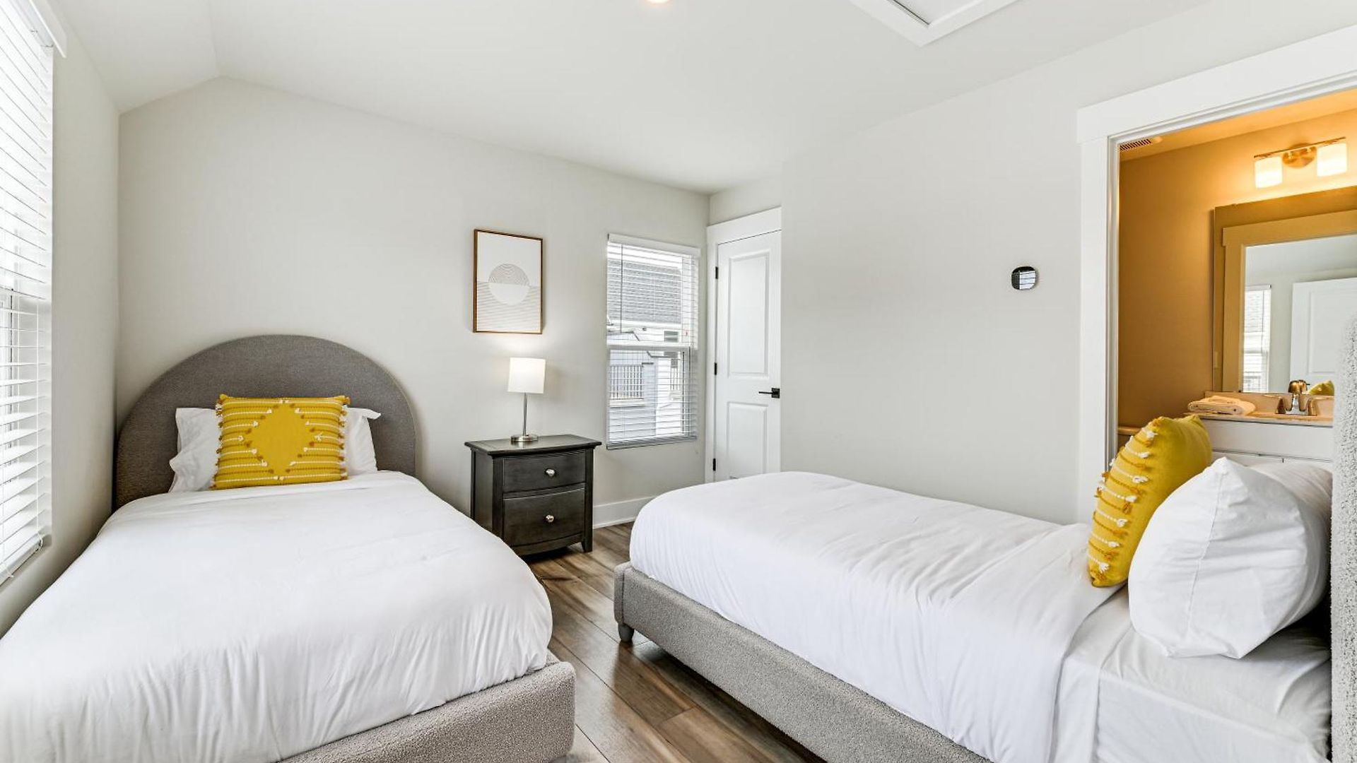 2 Mi To Uptown Charlotte: Townhome W/ Balconies!