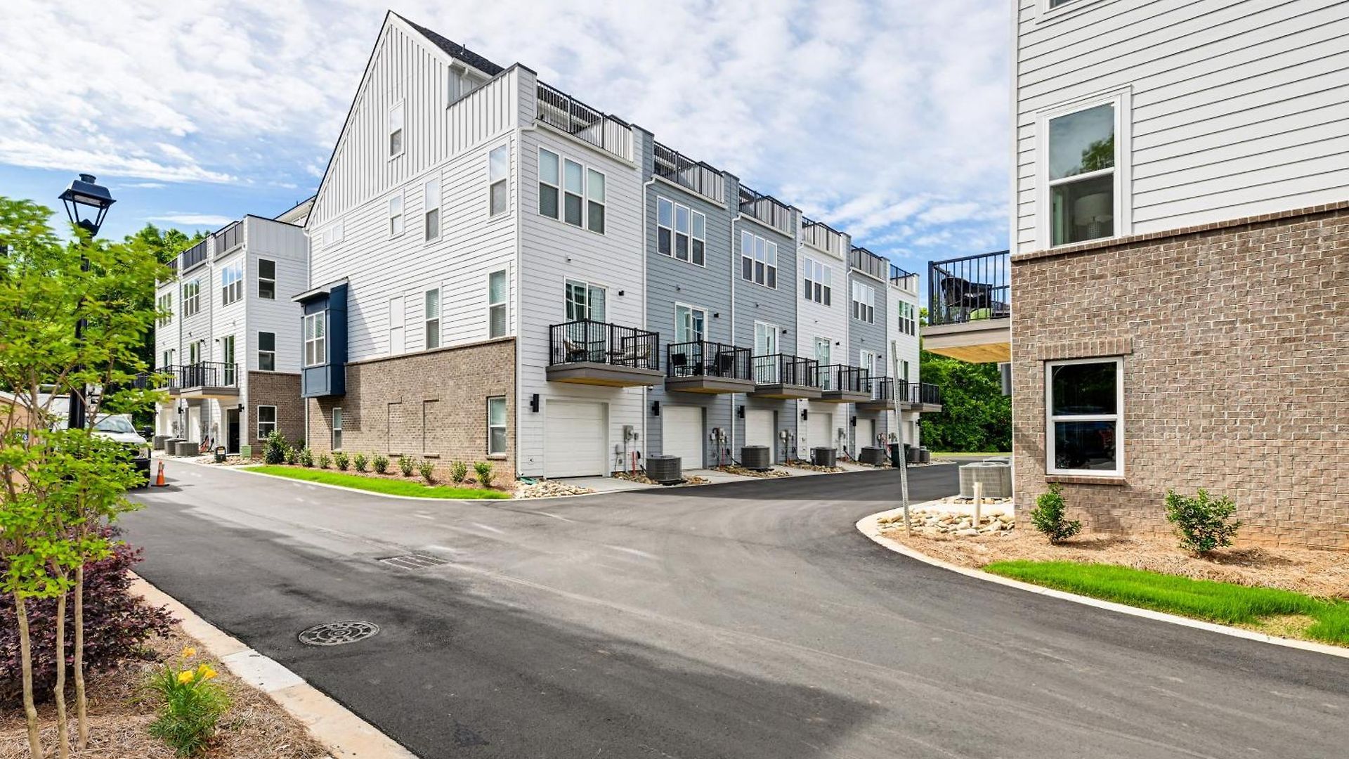 2 Mi To Uptown Charlotte: Townhome W/ Balconies! *
