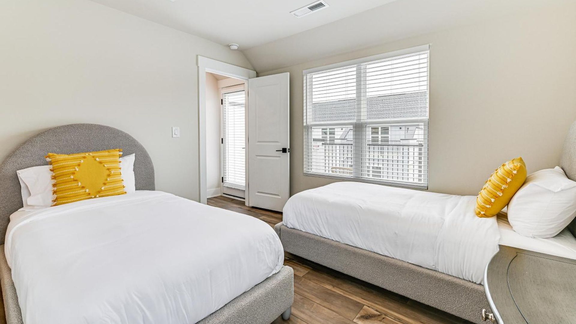 2 Mi To Uptown Charlotte: Townhome W/ Balconies! Holiday home *