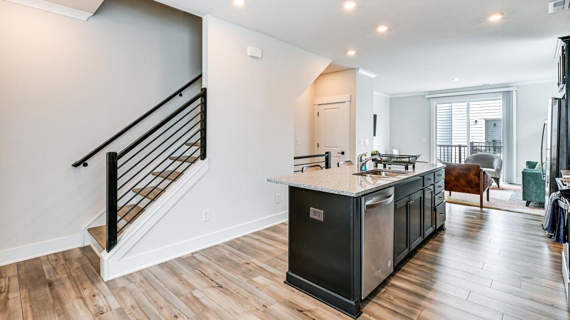 2 Mi To Uptown Charlotte: Townhome W/ Balconies! Holiday home