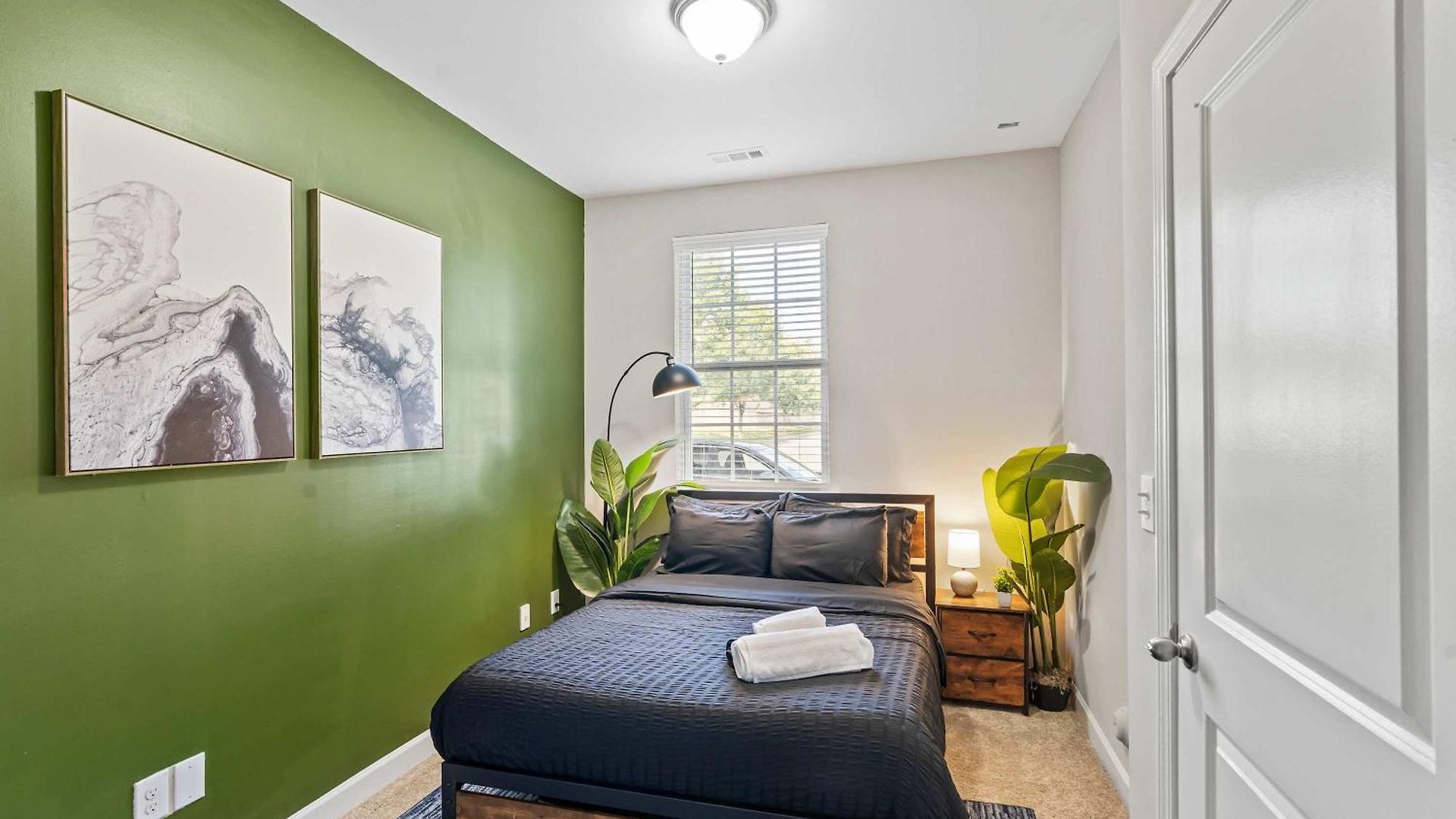 Upscale King 3br Townhouse In Pineville Holiday home