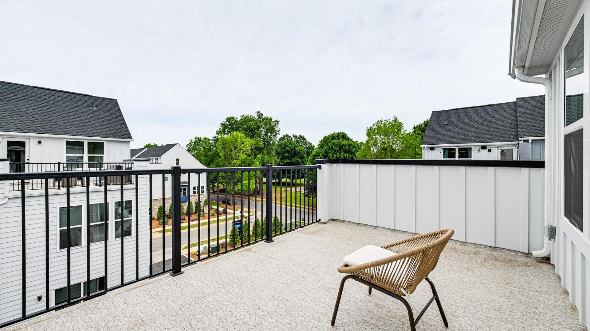 2 Mi To Uptown Charlotte: Townhome W/ Balconies! *