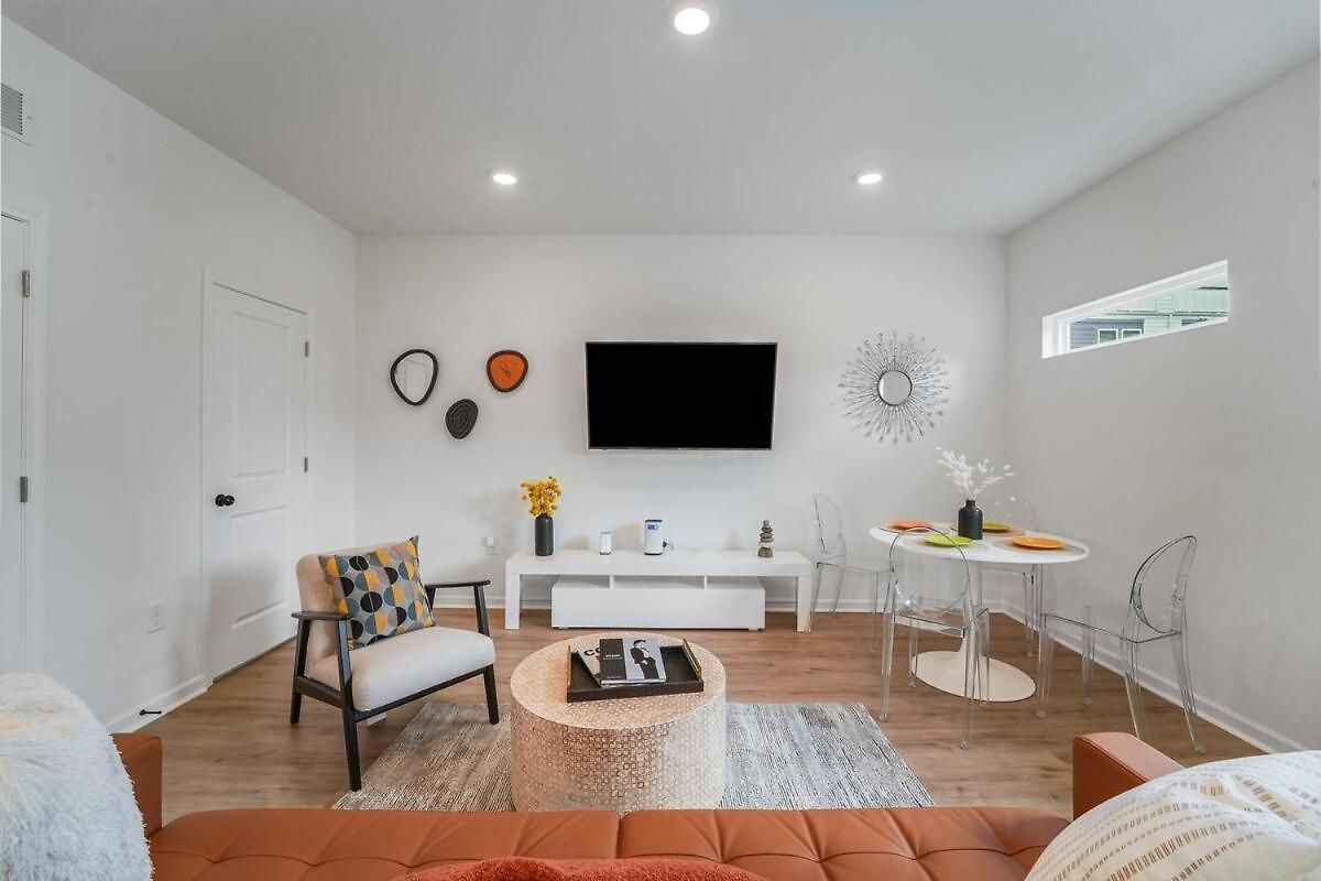 Spacious New 3br Near Uptown - Private Baths - Peaceful Holiday home *