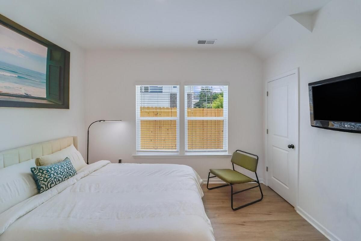 Spacious New 3br Near Uptown - Private Baths - Peaceful Holiday home