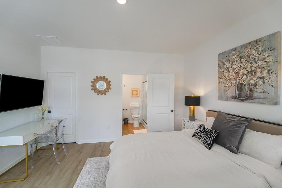 Spacious New 3br Near Uptown - Private Baths - Peaceful Holiday home *