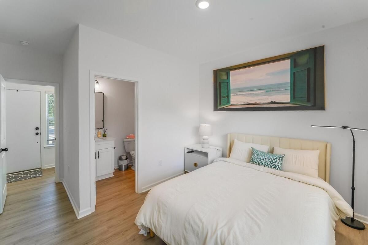 Spacious New 3br Near Uptown - Private Baths - Peaceful Holiday home *