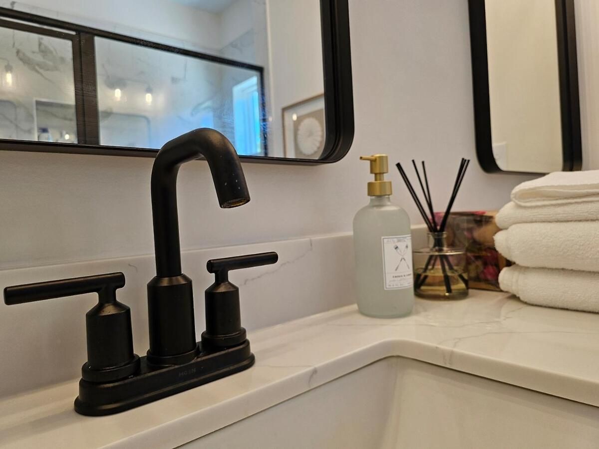 Holiday home Spacious New 3br Near Uptown - Private Baths - Peaceful *