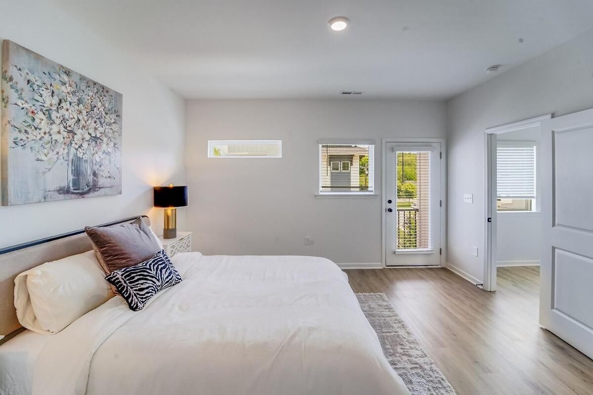 Spacious New 3br Near Uptown - Private Baths - Peaceful