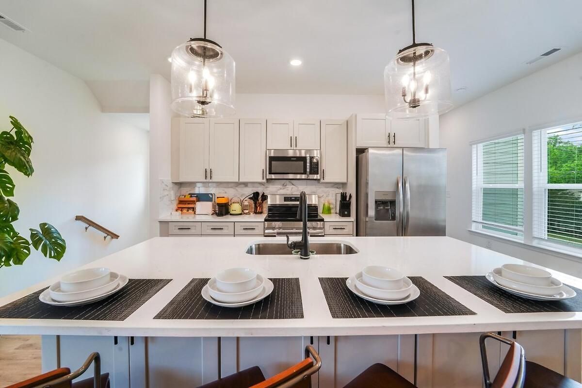 Holiday home Spacious New 3br Near Uptown - Private Baths - Peaceful