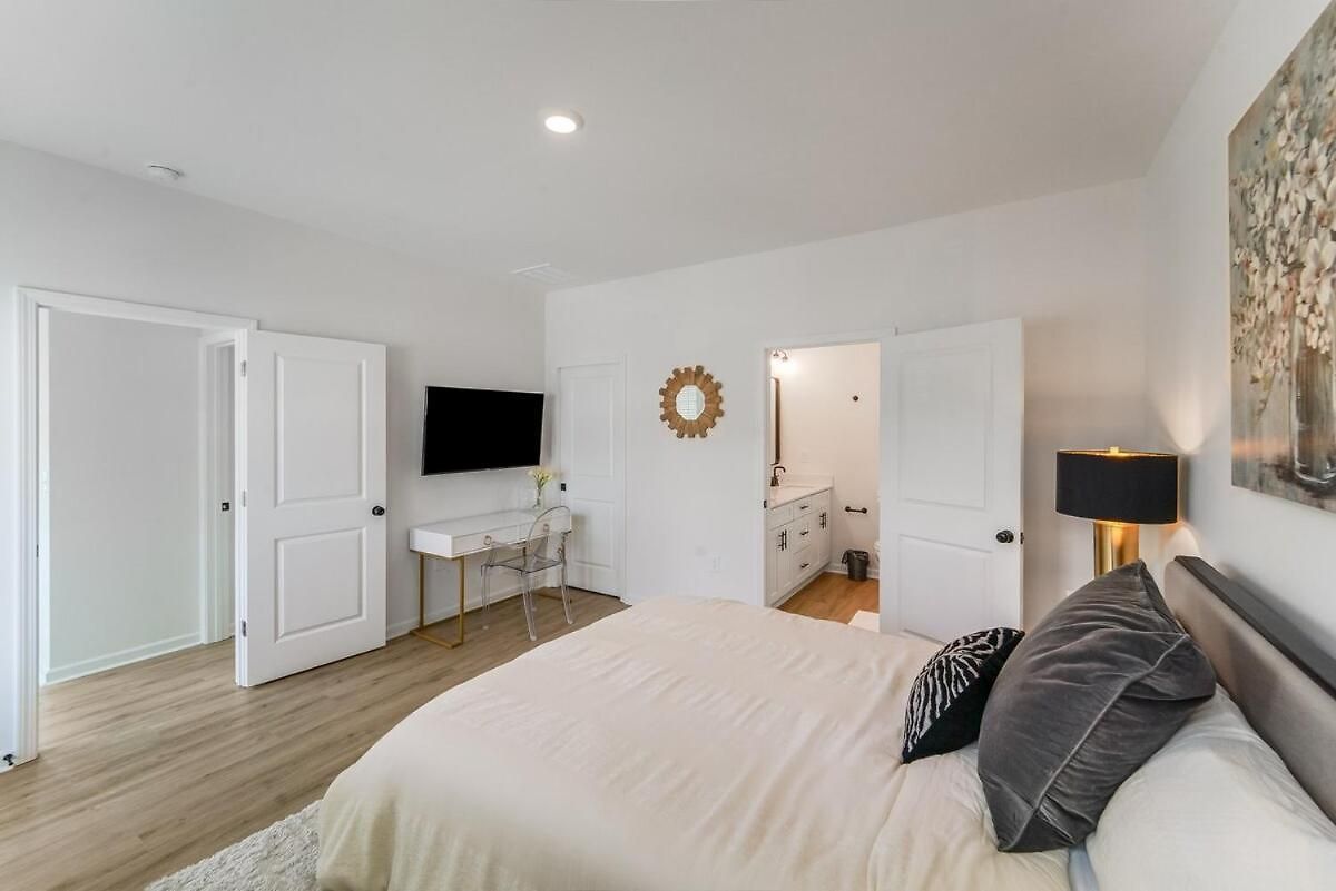 Holiday home Spacious New 3br Near Uptown - Private Baths - Peaceful *