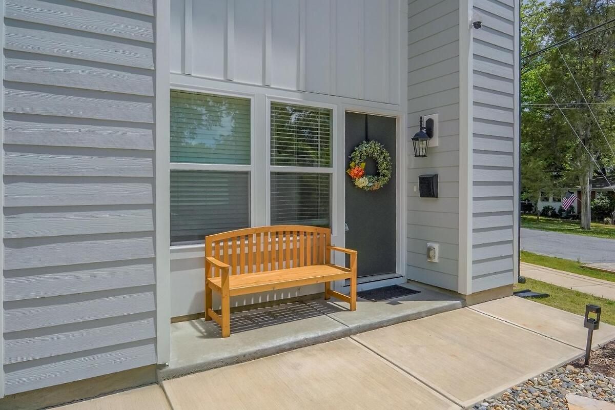 Spacious New 3br Near Uptown - Private Baths - Peaceful *