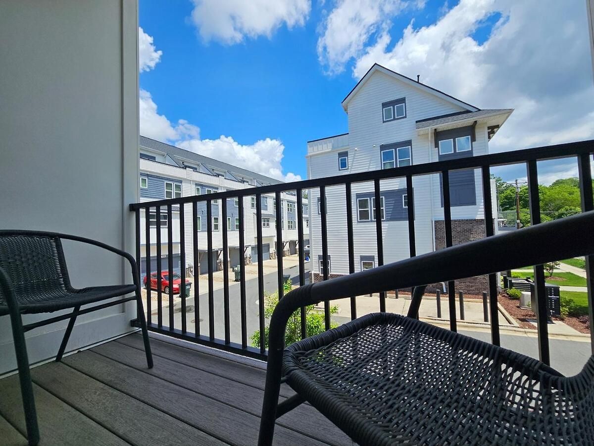 Spacious New 3br Near Uptown - Private Baths - Peaceful Holiday home