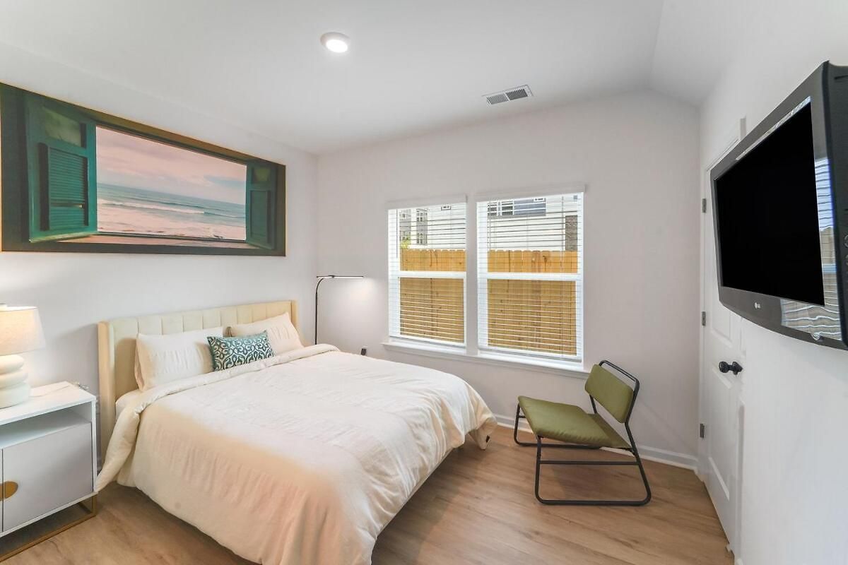 Spacious New 3br Near Uptown - Private Baths - Peaceful Holiday home *