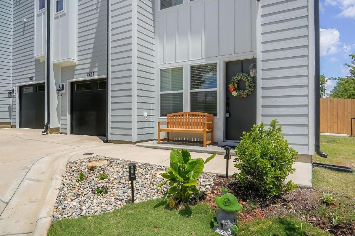 Spacious New 3br Near Uptown - Private Baths - Peaceful