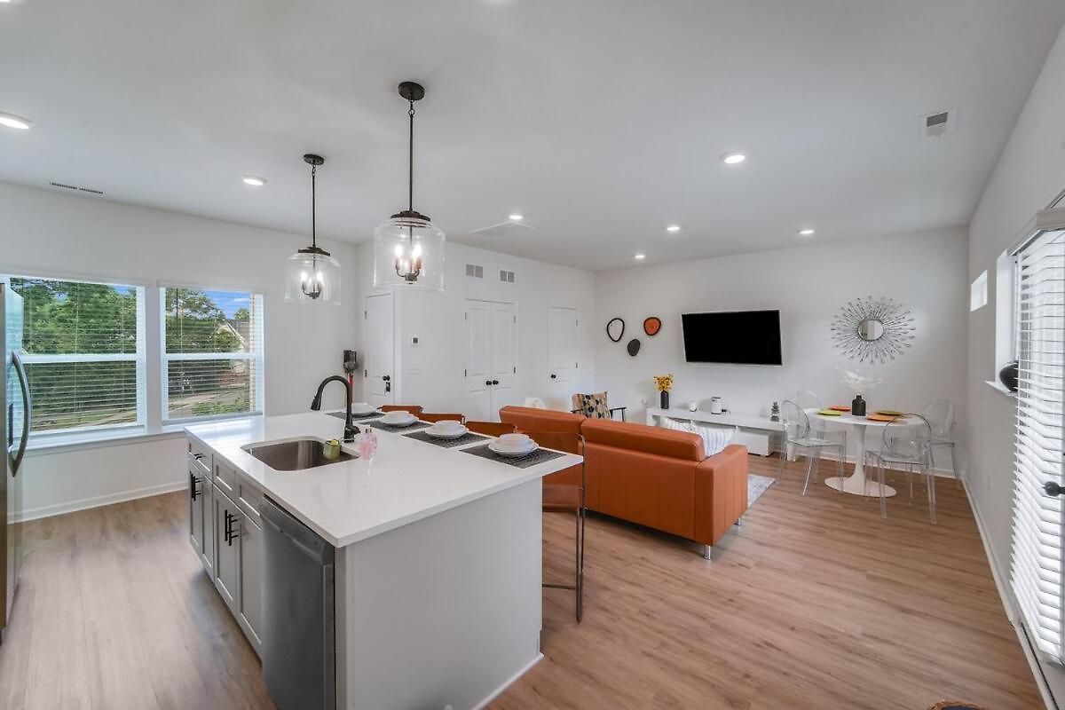 Spacious New 3br Near Uptown - Private Baths - Peaceful *