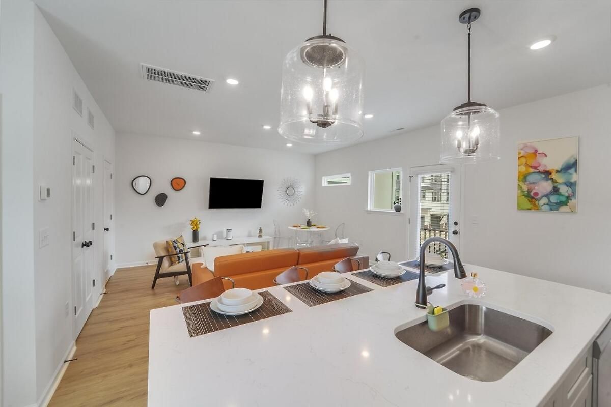 Spacious New 3br Near Uptown - Private Baths - Peaceful Holiday home