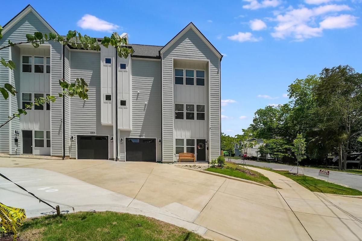Spacious New 3br Near Uptown - Private Baths - Peaceful *