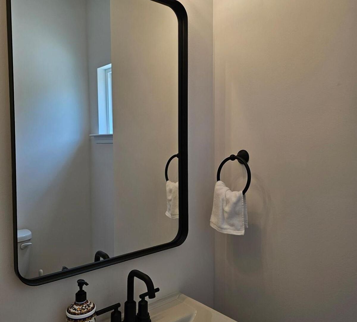 Spacious New 3br Near Uptown - Private Baths - Peaceful Holiday home *