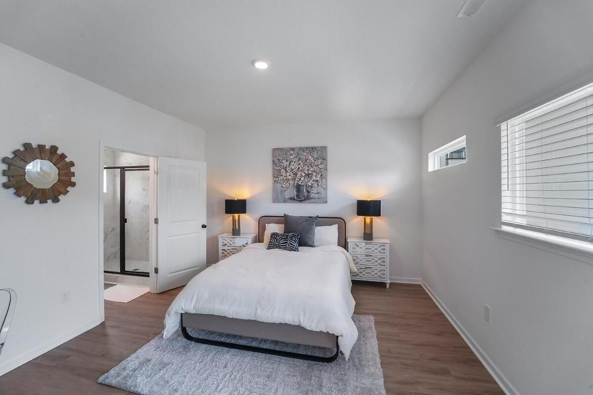 Spacious New 3br Near Uptown - Private Baths - Peaceful *