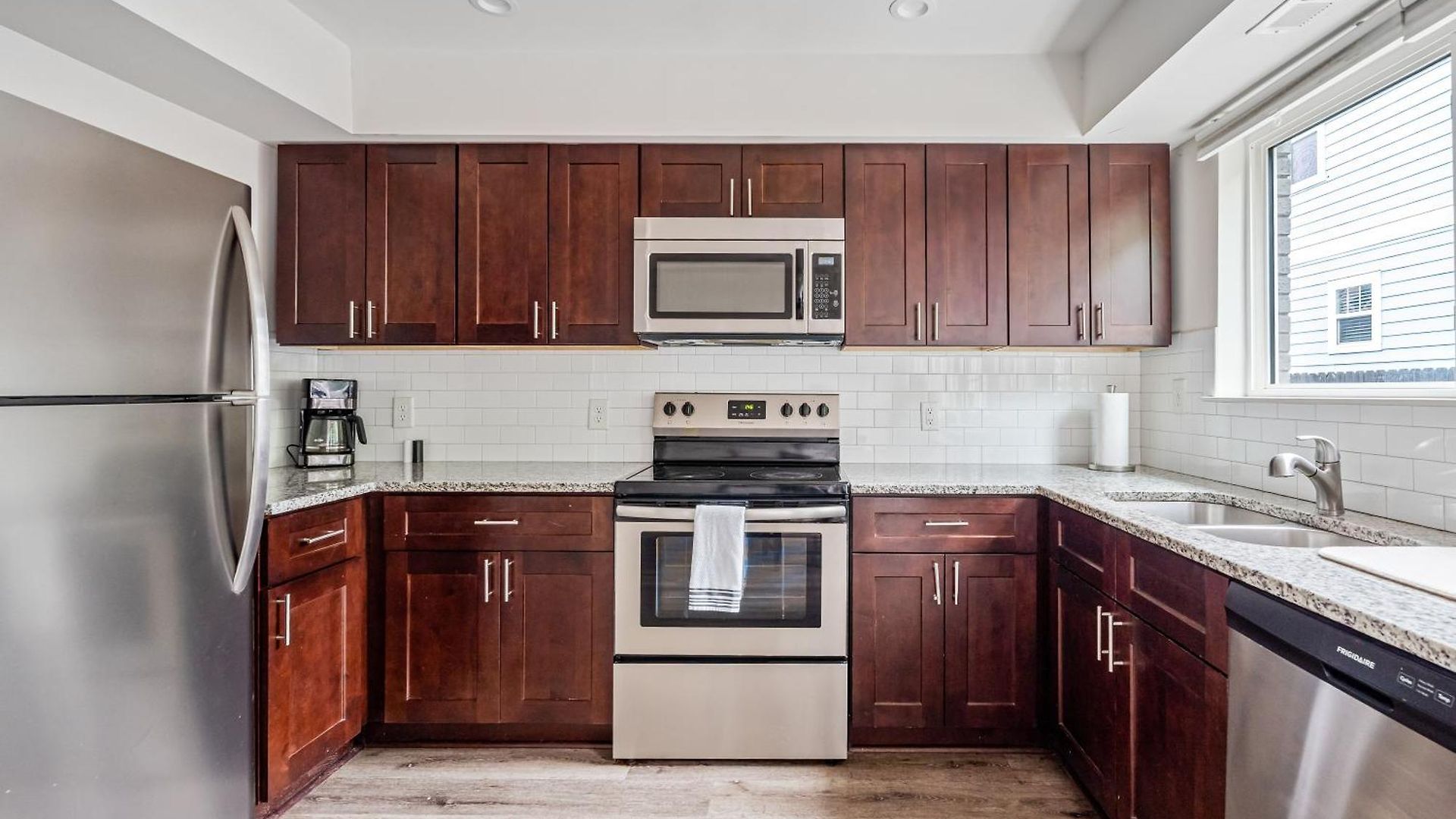 Modern 2br Big Feel | Pets+, Parking+ Apartment