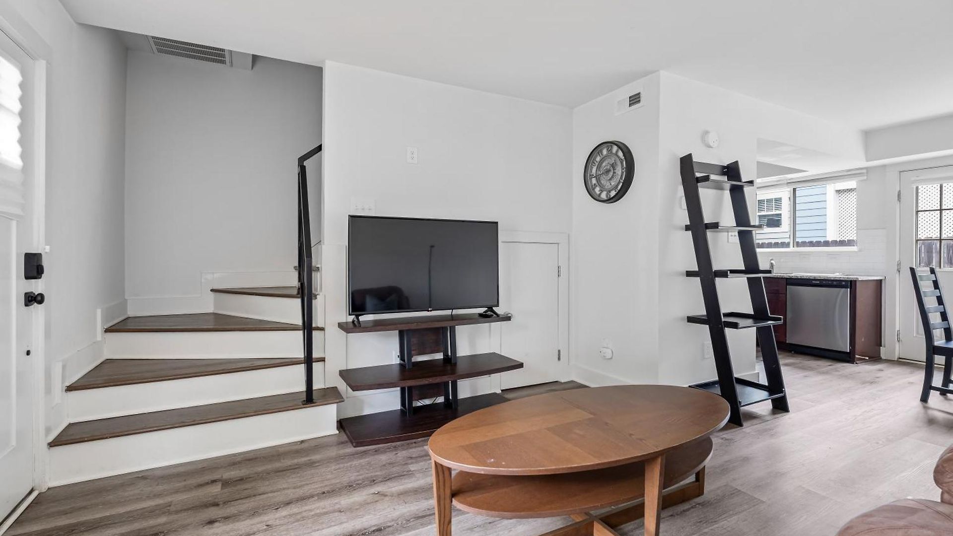 Apartment Modern 2br Big Feel | Pets+, Parking+ *