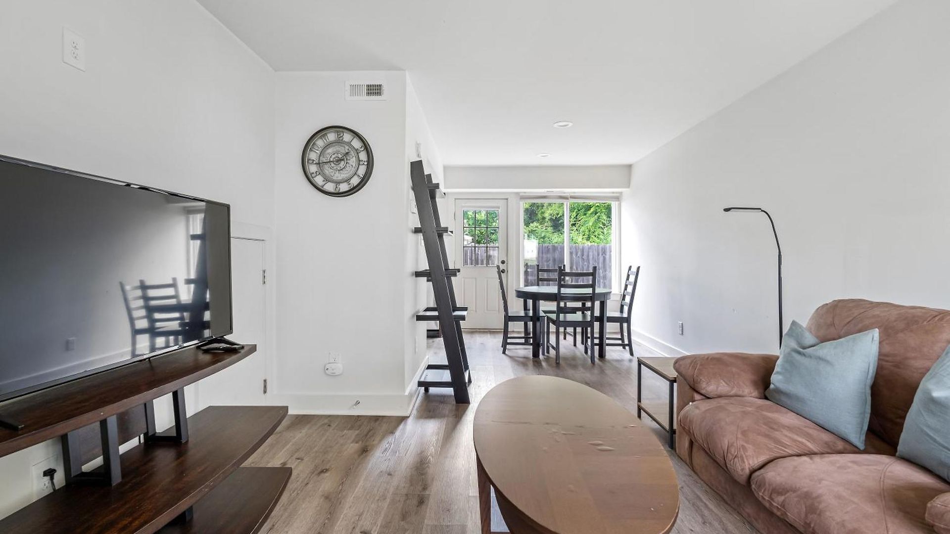 Modern 2br Big Feel | Pets+, Parking+ *