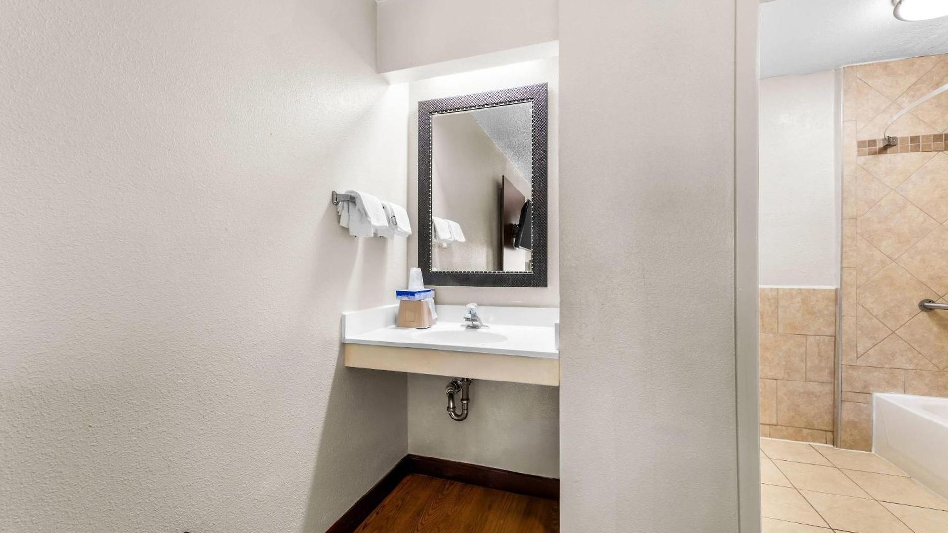 Econo Airport Lodge