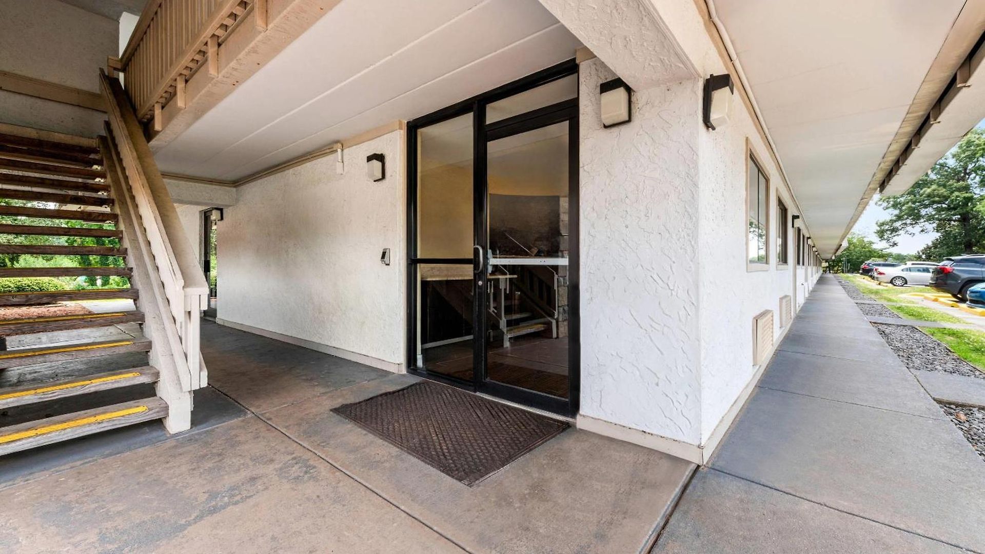 Econo Airport Lodge *