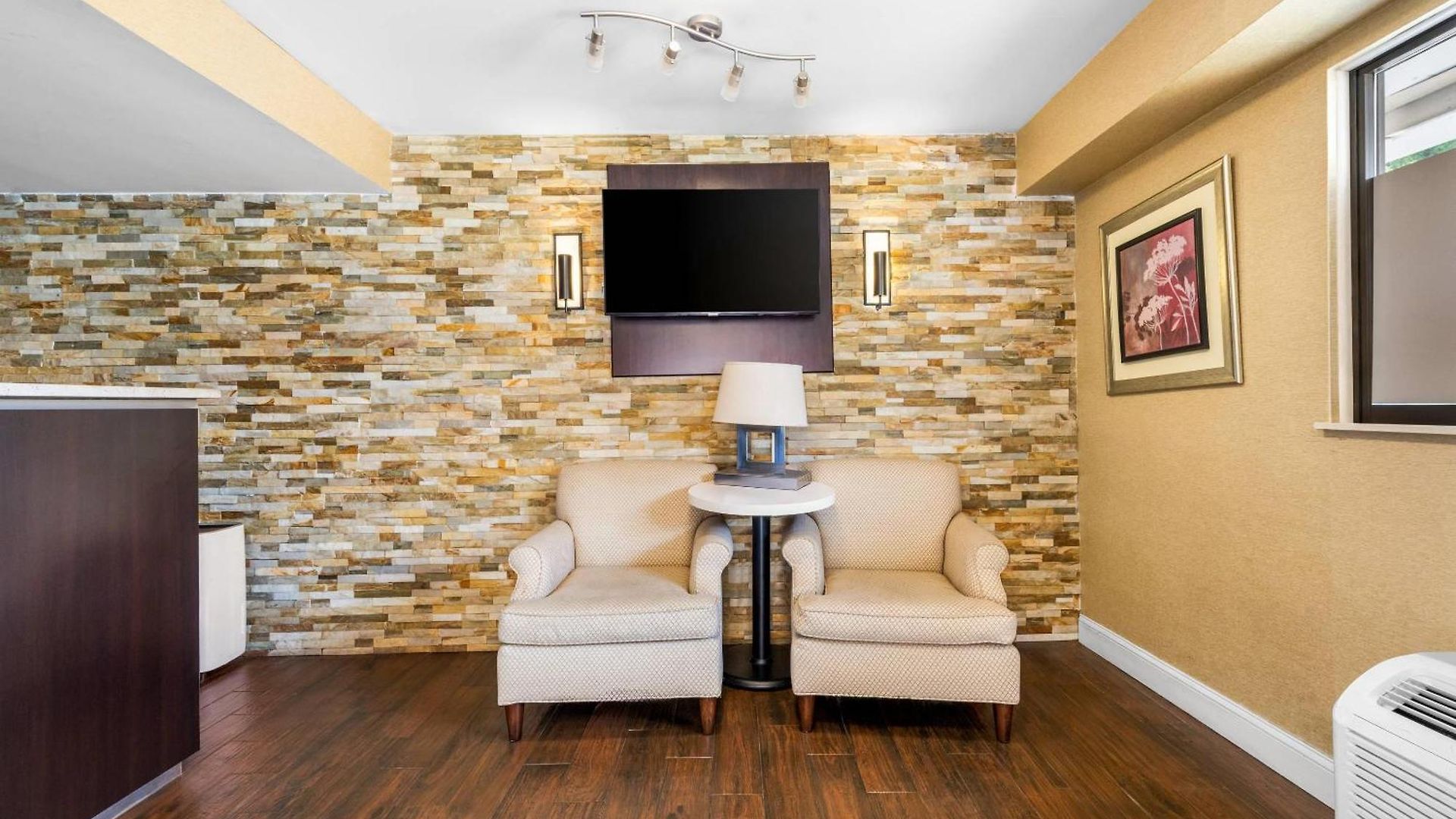 Econo Airport Lodge *