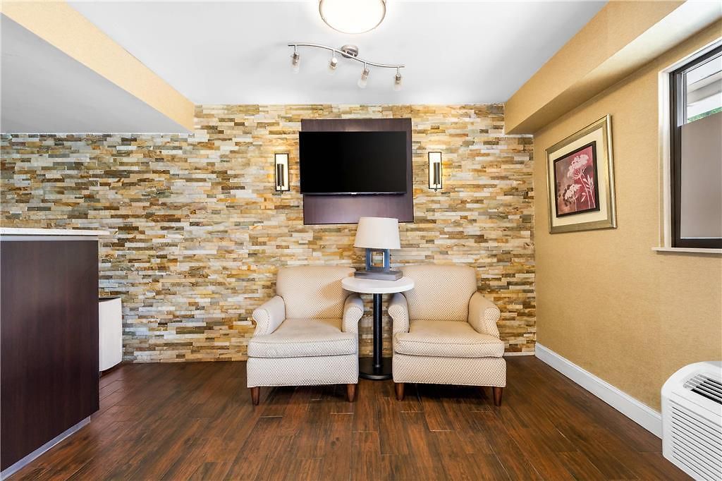 Econo Airport Hotel