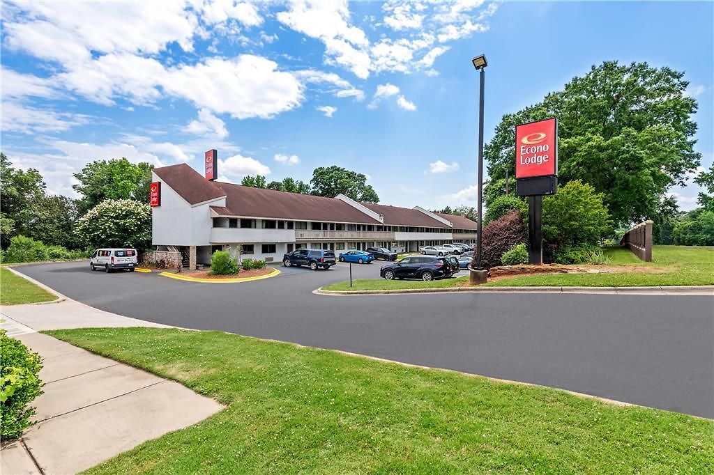 Econo Airport Hotel *