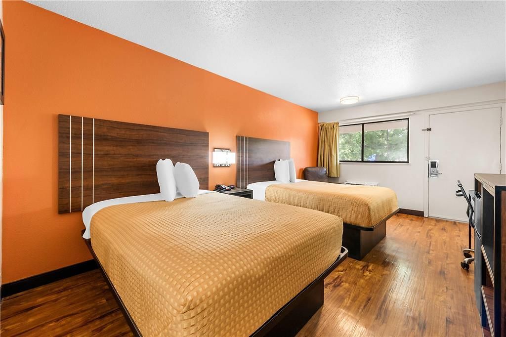 Econo Airport Hotel *