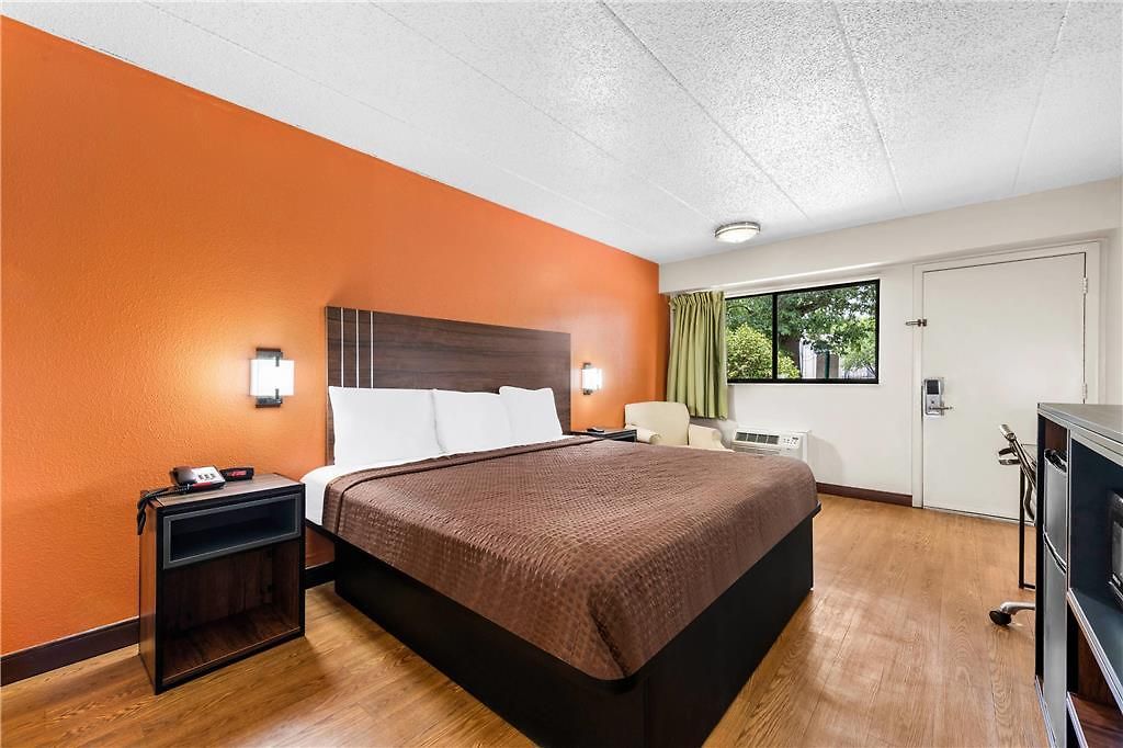 Econo Airport Hotel *