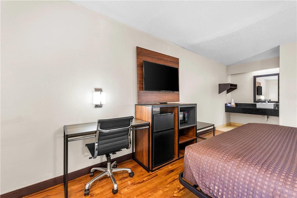 Econo Airport Hotel *