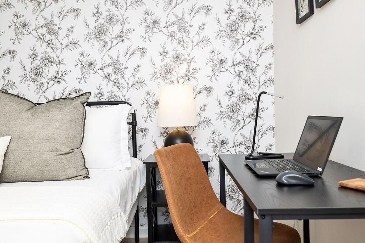 Holiday home Luxe 3 Bedroom Sleeps 6, With Backyard Oasis *