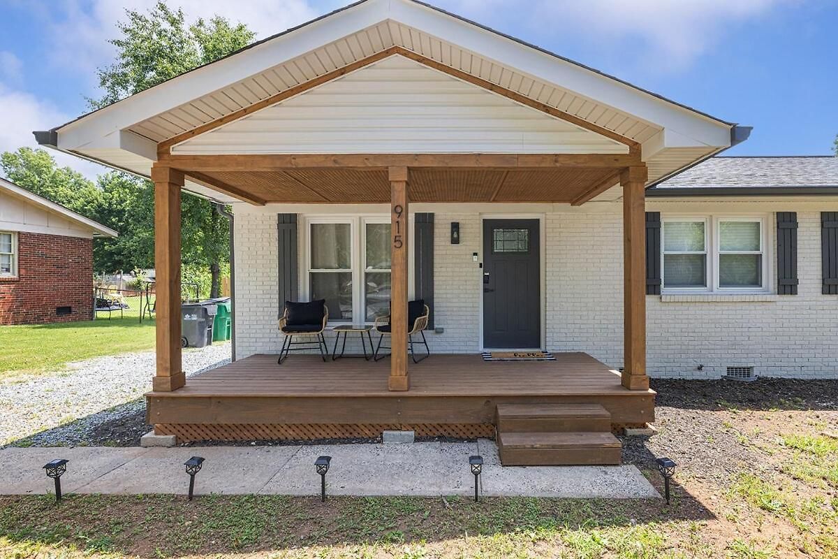 Holiday home Luxe 3 Bedroom Sleeps 6, With Backyard Oasis