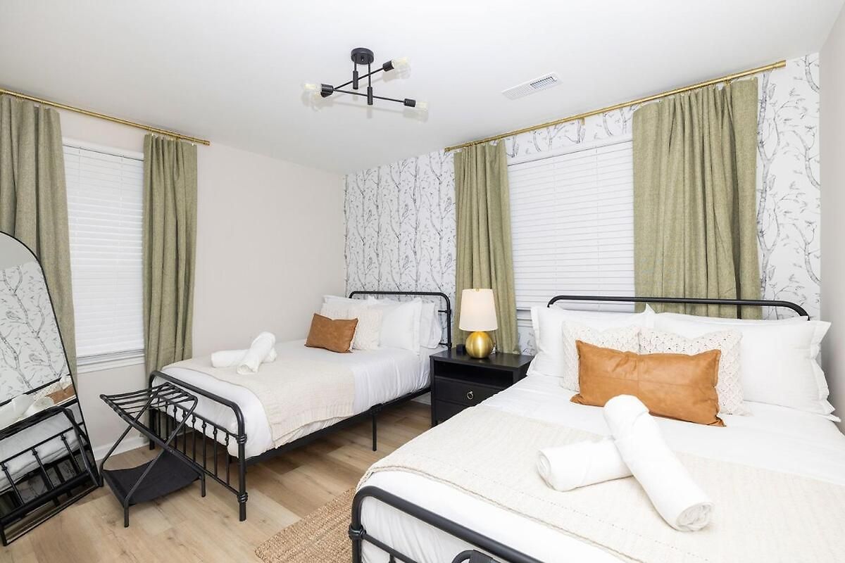 Holiday home Luxe 3 Bedroom Sleeps 6, With Backyard Oasis *