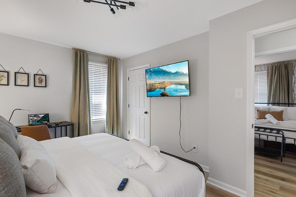 Luxe 3 Bedroom Sleeps 6, With Backyard Oasis *
