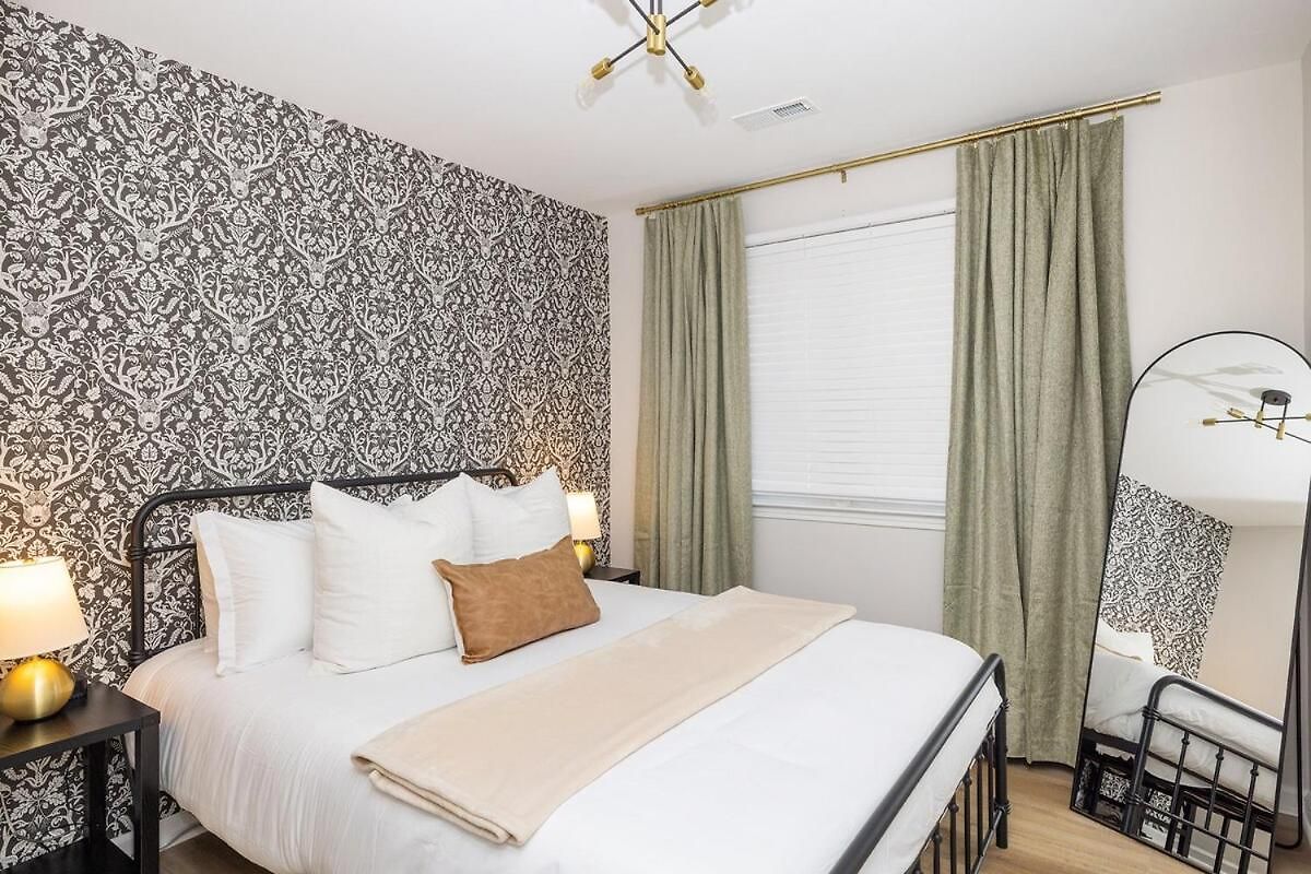 Holiday home Luxe 3 Bedroom Sleeps 6, With Backyard Oasis Charlotte