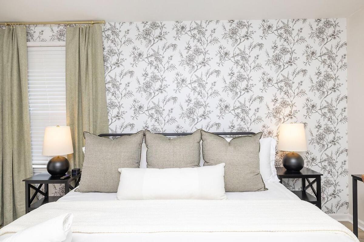 Luxe 3 Bedroom Sleeps 6, With Backyard Oasis Holiday home *